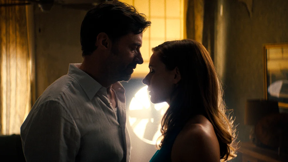 Hugh Jackman och Rebecca Ferguson spelar huvudpersonerna i den vackert drömska "Reminiscence". Pressbild.