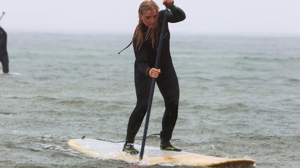 Företaget Snacka Snyggt skulle fått en vågsurfinglektion, men tillföljd av låga vågor fick de testa på SUP, Stand Up Paddleboarding.
