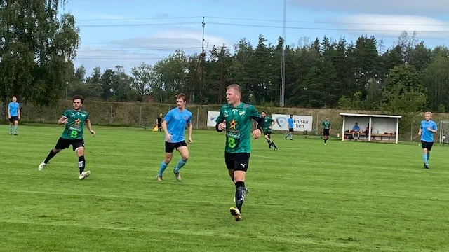Linghems Nikki Hunter drog dit bollen i nät med en sträckt, härlig vrist i division 4-mötet med Studenterna. 