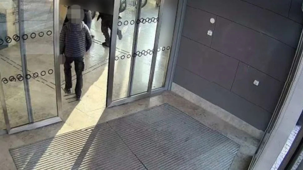 Bilder från övervakningsfilmen som ingår som bevismaterial visar hur flera personer, varav några maskerade, ger sig på en ensam person. 
