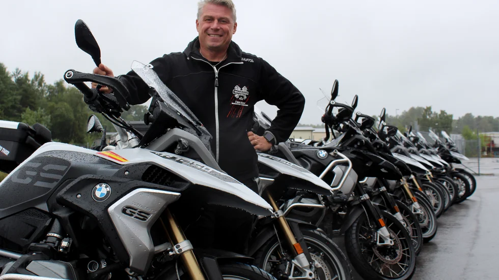 Lasse Carlbark driver motorcykelaffär i Kumla. För sex år sedan kläckte han idén om att arrangera motorcykelresor på vintern i Spanien. 