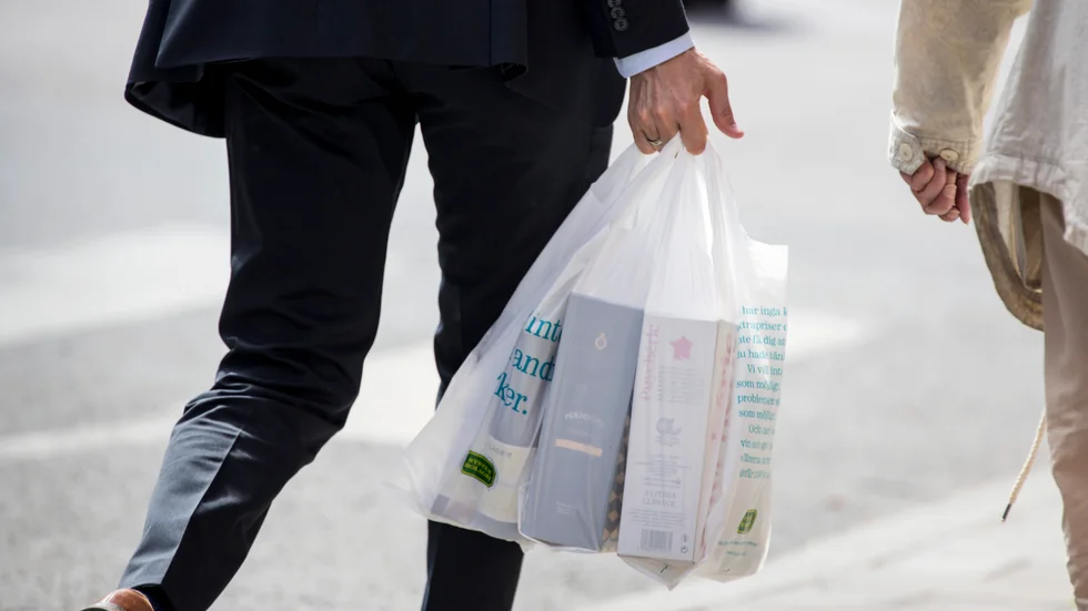 Skribenten menar att Systembolaget har skyltar som inte följs.