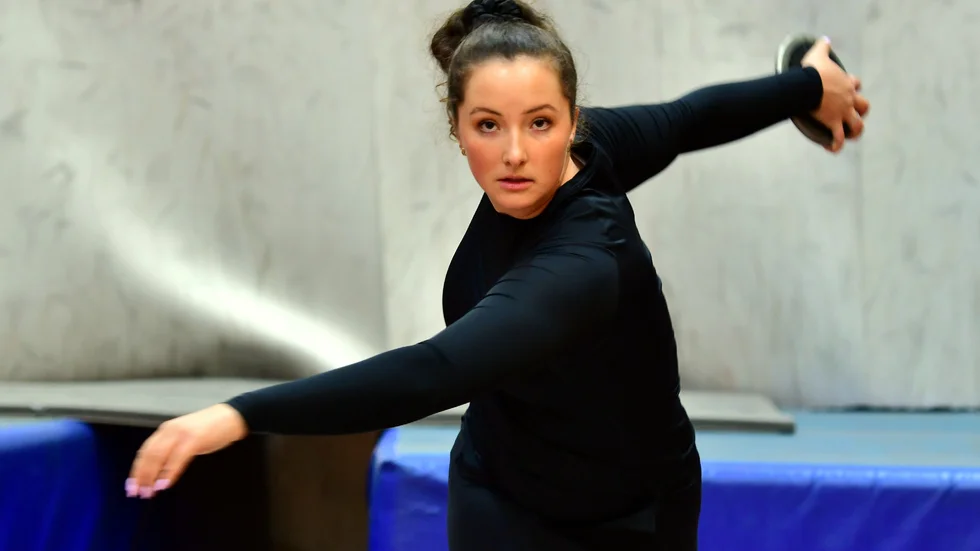 Caisa-Marie Lindfors från UIF är Sverigeetta i diskus i år och får bära ett favoritskap under SM i Borås, där klubbkompisen Vanessa Kamga för en gångs skull hamnar lite i skuggan - i alla fall på förhand.