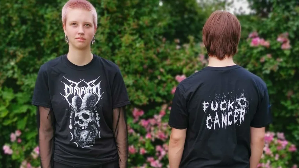 Zam och Theo Härkesjö i Diatrymas tröjor med texten "Fuck cancer".