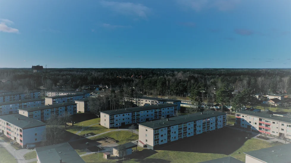 Här på bostadsrättsföreningen Opalens tak i Vilbergen ska det bli solpaneler, ett jätteprojekt. Solläget beskrivs som optimalt.