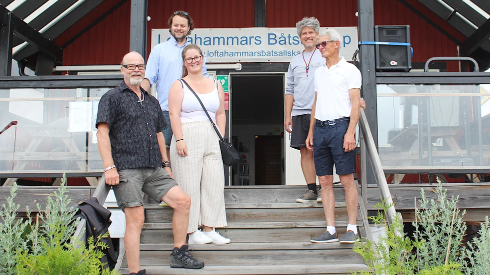 Invigningen av Loftahammars nya brygga höll på nästan hela lördagen, från öppningstal på förmiddagen till avslutningsgrill på eftermiddagen. På bild syns några av de som engagerar sig i Båtsällskapet: (fr.v) Larsa Sidbo, Fredrik Blixt, Sara Bergholtz, Thomas Ericson, Willy Lindström. 