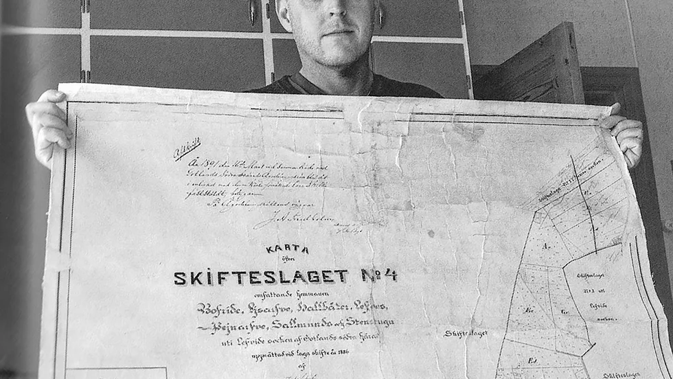 Fredrik Smitterberg vid Stenstugu har hemma i Levide kvar kartan från laga skiftet för nära 150 år sedan. Han är också den ene av tre bybor som ännu brukar jorden och en av dem vars förfäder deltog i laga skiftet.