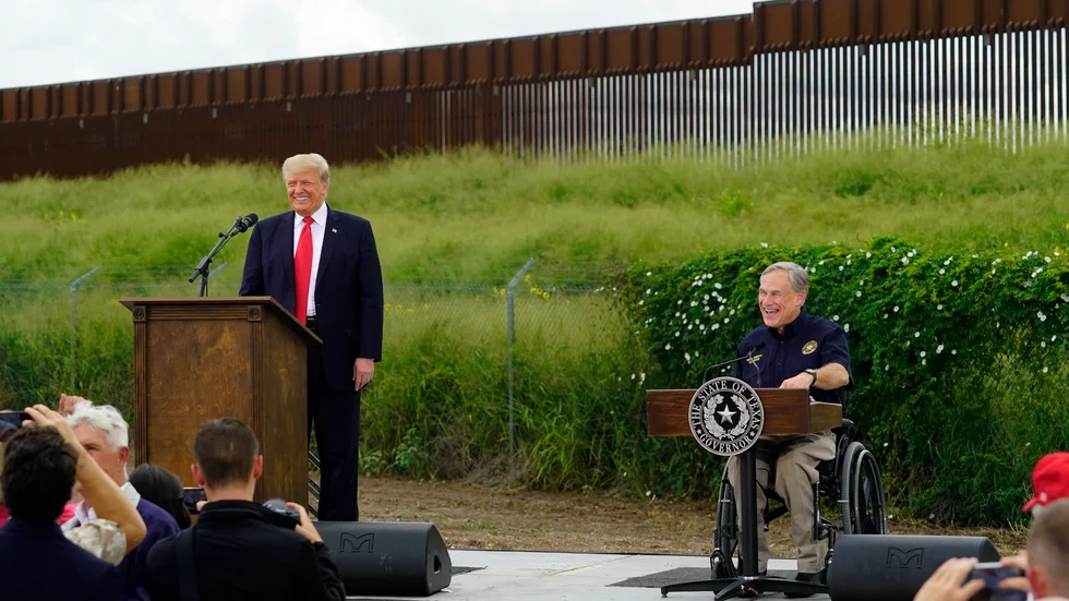 USA:s förre president Donald Trump och delstaten Texas guvernör Greg Abbott besökte en del av den icke-färdigställda muren mot Mexiko på onsdagen.