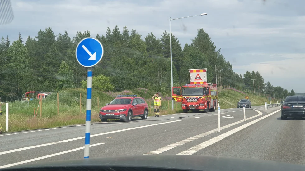 Räddningstjänsten ska ta bort elskåpet med tillhörande elkabel.