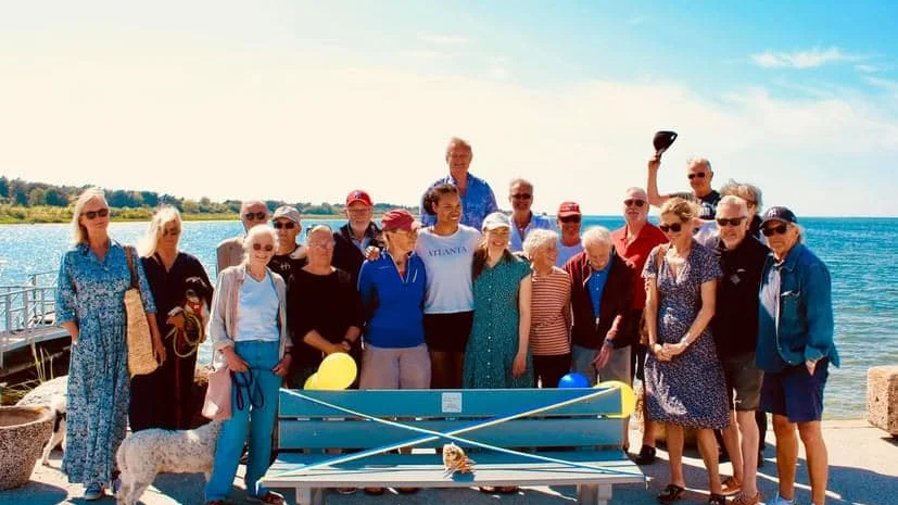 För en månad sedan samlades vänner i Burgsviks hamn för att fira minnet av Edvin Jansson. Nu får hans bänk sällskap av en bänkkompis till Björn Simonssons minne.