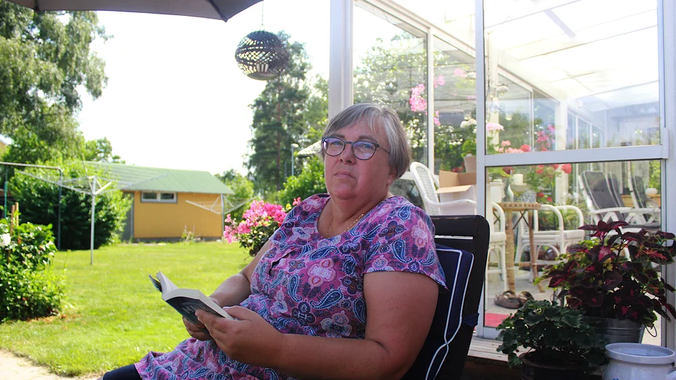 Ann-Marie Blixt är inte så säker på att hon hade ändrat sitt beteende om hon inte fått hudcancer. "Jag hade nog fortfarande åkt till stranden och legat där. Jag är uppväxt med att ligga i solen, och tyckte det var skönt när det värmde och brände i huden. Smörjde mig sällan med solskyddsmedel utan snarare med kokosolja. Nu sitter jag hellre i skuggan och den färg jag får, den får jag när jag vistas i trädgården", säger hon. 