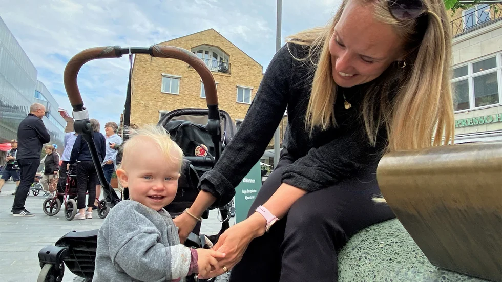Sofie Lester, här med dottern Maja, tycker att det är för tidigt att lätta på restriktionerna. "Smittspridningen går ju upp i en del andra länder, till exempel England. Det känns som att Sverige alltid legat efter i åtgärderna."