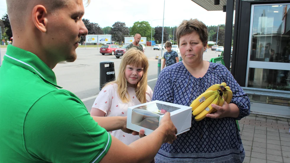 Maria och Tindra Filipsson fick en tårta och bananer av Oscar Tubbin på Coop Risängen.