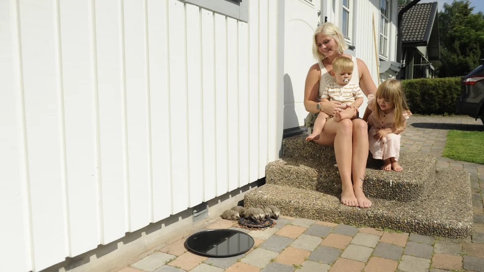 Lisa Sernefalk, tillsammans med barnen på familjens stentrappa.