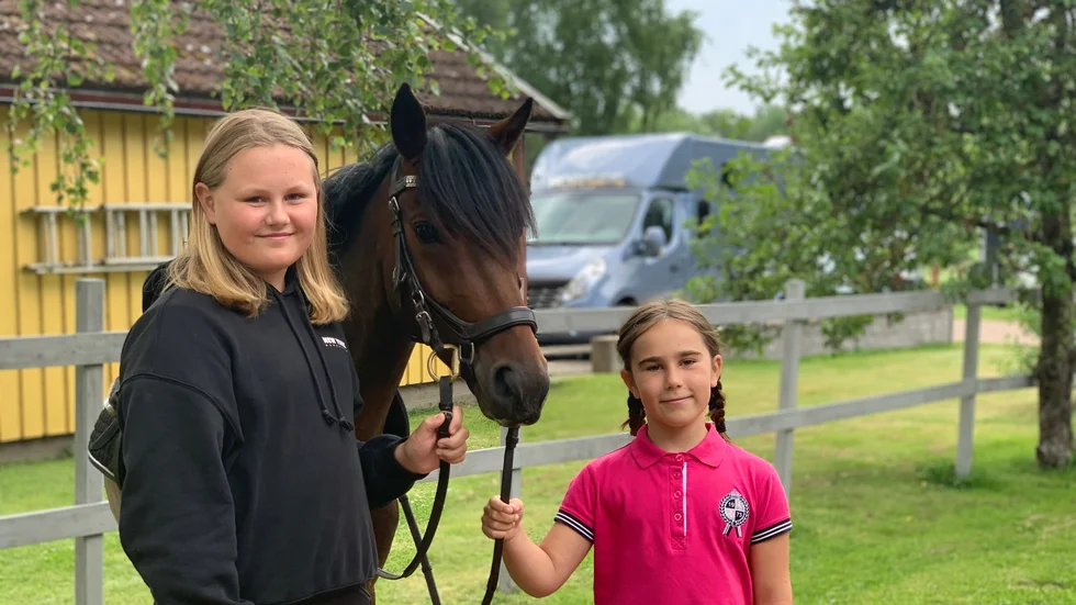 Lisa Sporrong och Melissa Basic med ponnyn Förgät mig ej. 