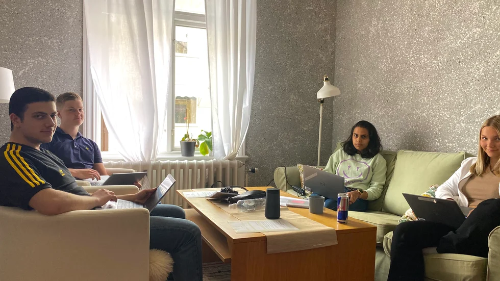 I lokalerna för Barnombudet i Uppsala län, sitter några av ungdomarna som jobbar som regionutvecklare. Från vänster, Naseem Al Halabi, 17 år, Martin Nyberg, 17 år, Rajaa Abu Hajaj, 17 år, och Matilda Borg, 16 år. 