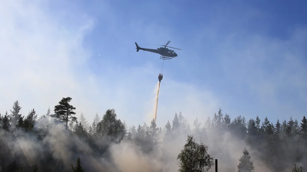 Bilden är en arkivbild från tidigare i sommar då en skogsbrand spreds utanför Knivsta.