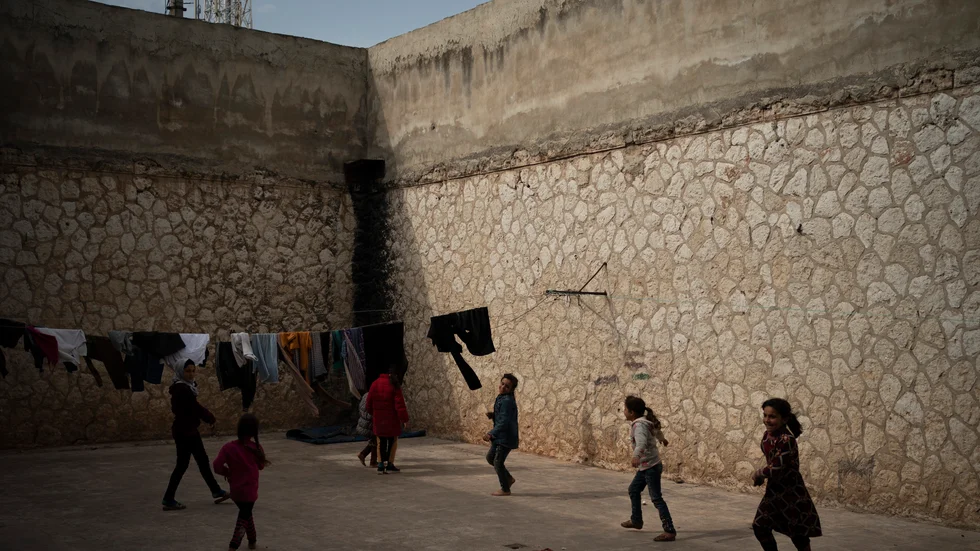 Barn leker i ett provisoriskt flyktingläger i Idlib i Syrien. På lördagen dödades flera barn av artillerield i området, bilden är från ett annat tillfälle.