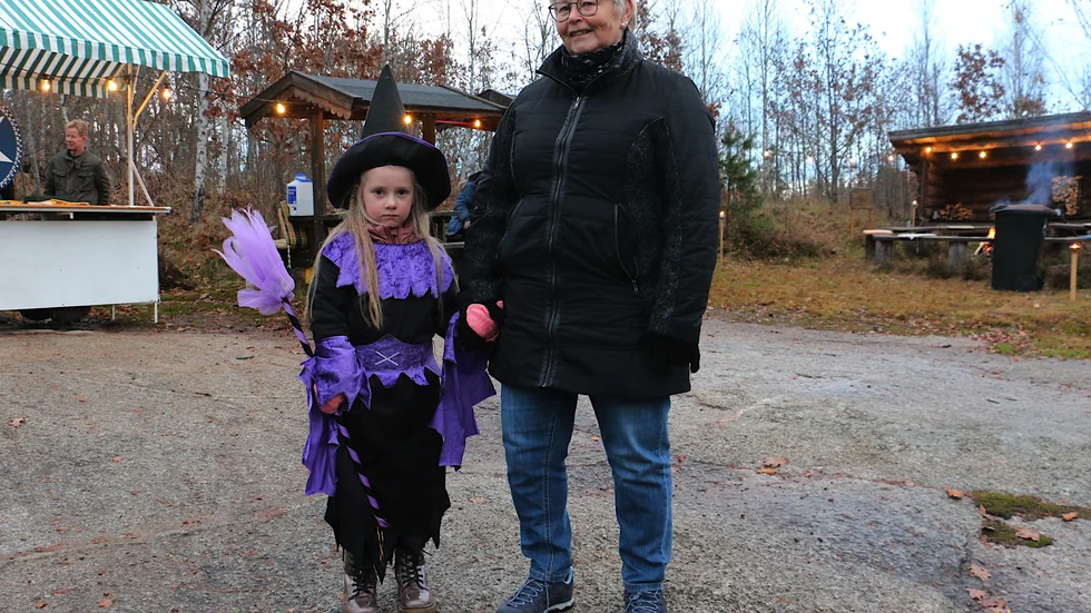 Ellie Samuelsson hade fått på sig en äkta häxmundering och hon tog mormor Kicki Petersson, med sig till höstmyset i Lövparken.