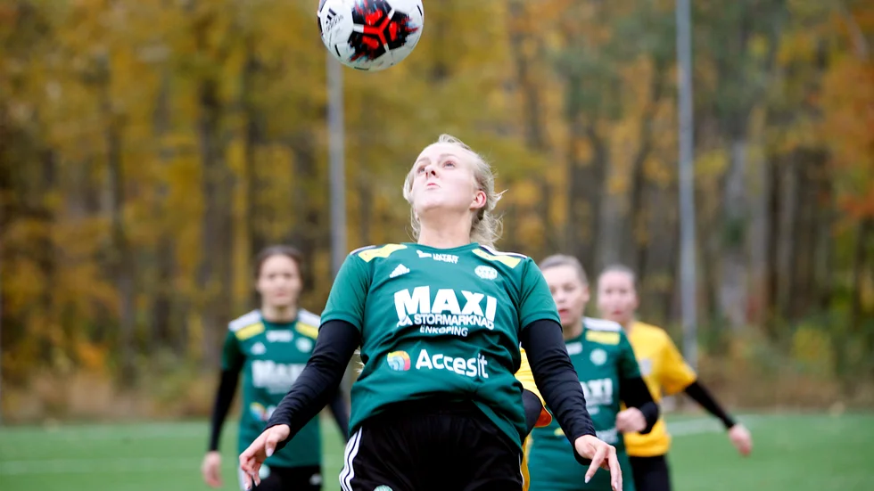 Lördag och fotbollspremiär för ESK, en av många träningsmatcher fram till seriestarten i division 2. Här från avslutningen ifjol på samma plan där Tova Skansfelt möter bollen.
