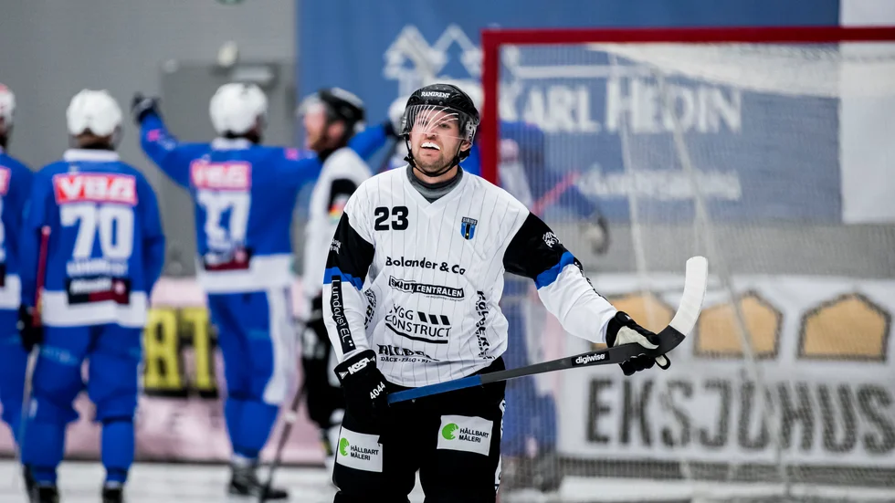 William Liw deppar efter at Vänersborg gjort ett av sina sex mål mot Sirius. Skräckarenan i Vänersborg blev en otursarena för Sirius på fredagen.