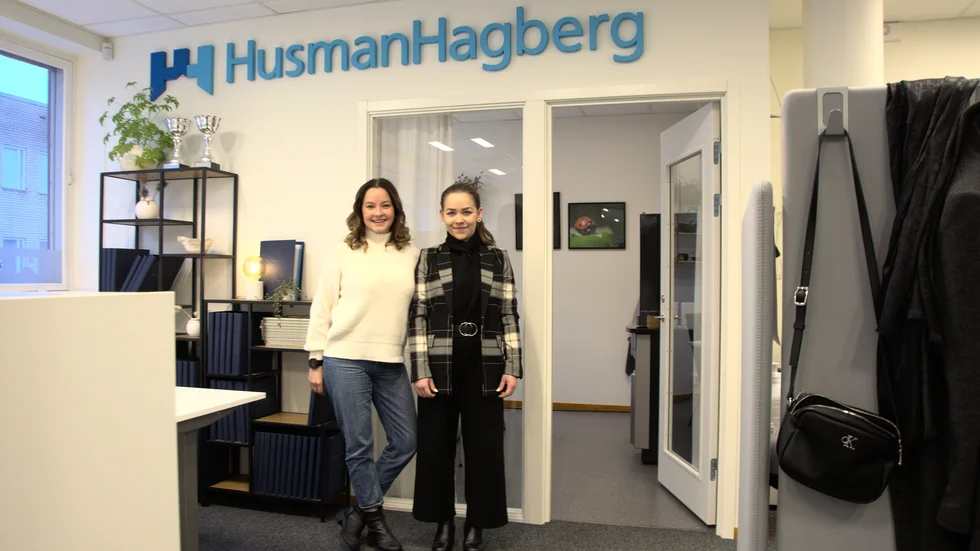 Sandra Apelqvist och Linda Eriksson vid Husman Hagberg i Gällivare. "Mycket säljs innan det kommer ut som kommande."