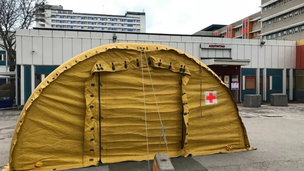 Mälarsjukhusets coronatält som placerats utanför akutmottagningen i början av pandemin. En uppretad man hotade att bränna ner det eftersom han var arg på läkaren.