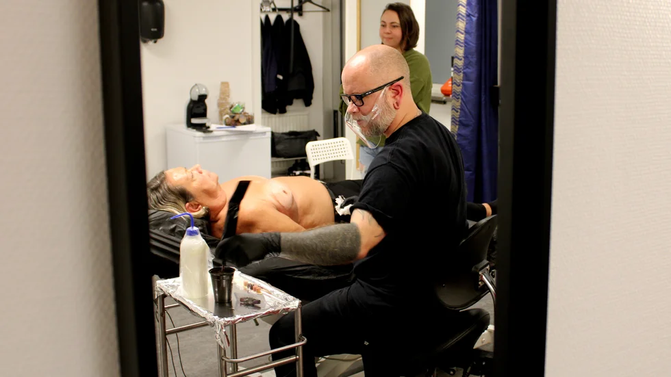 "Bröstvårtor är svårare än vanliga tatueringar. Huden på det nya opererade bröstet är olika på varje kund", säger tatueraren Fredric Arnell.