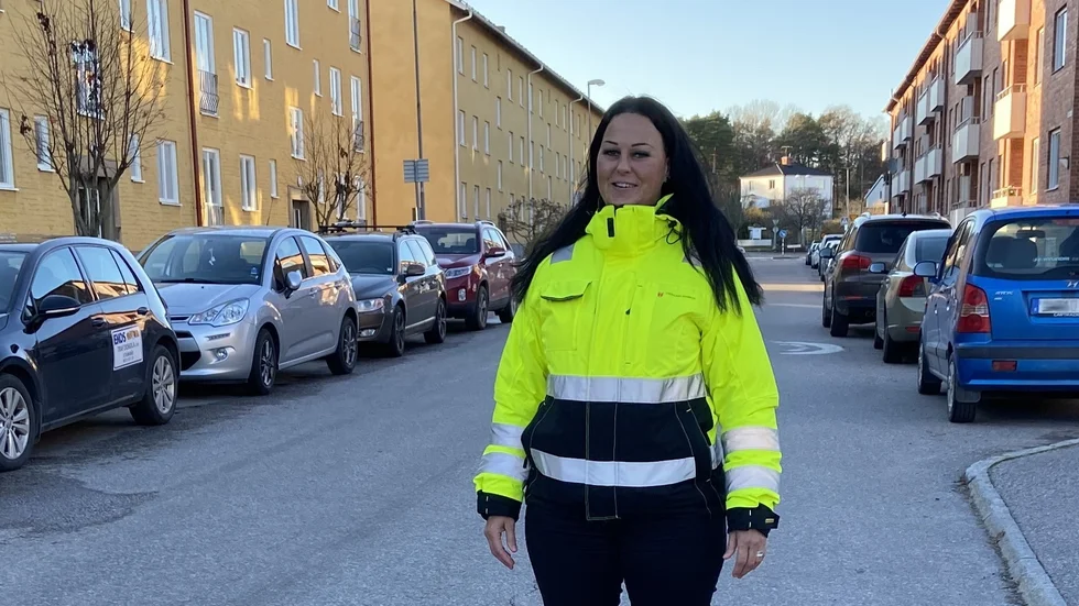 Stopp! Maria Sigurd visar var bilar inte får köra när regleringen trätt i kraft. "Bondegatan blir enkelriktad."
