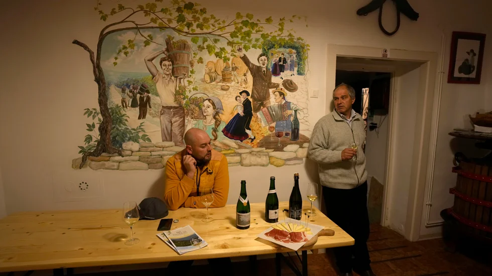 Vintillverkarna Milos Skabar (till vänster) och Andrej Bole (till höger) tar emot nyhetsbyrån AP för samtal om prosek, prosekar och prosecco - tre vintyper med samma ursprung.