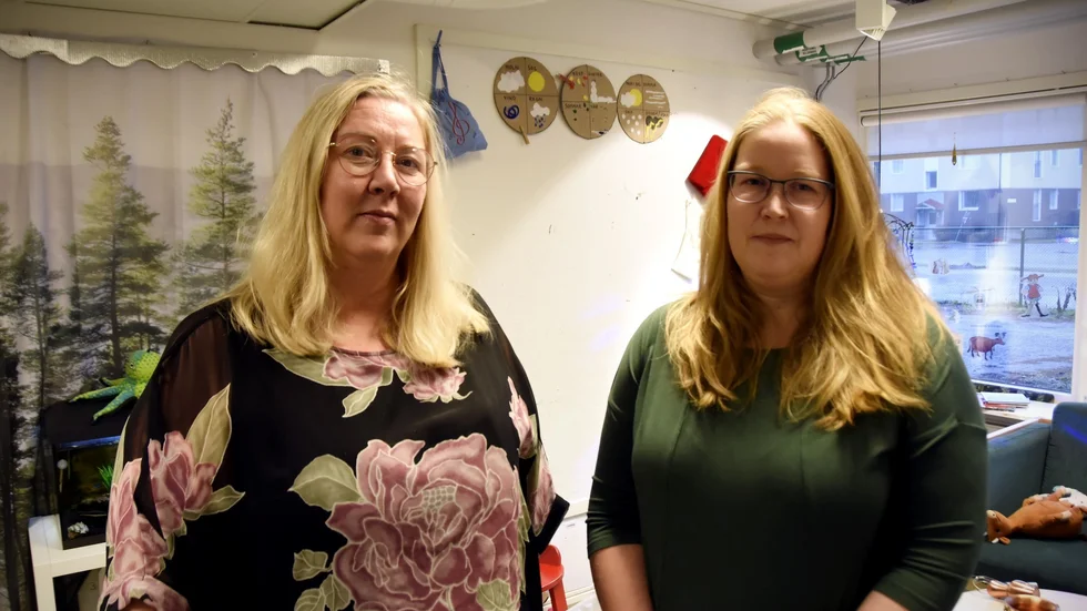 Förskollärarna Camilla Ajanki och Jenny Johansson tycker det är bättre att hålla förskolebarn hemma, om det finns småsyskon som riskerar att drabbas svårt av RS-viruset. 