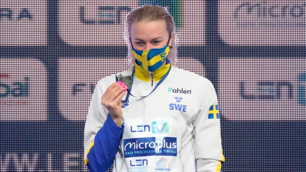 Sarah Sjöström håller upp sin guldmedalj. Arkivbild.