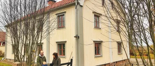 De köpte östgötsk 1700-talsgård – "Tog pick och pack och bytte liv"