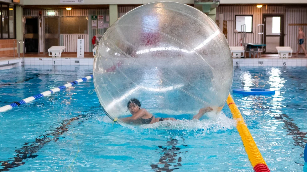 Springa inuti en boll på vatten och samtidigt hålla balansen märkte Nelly Isaksson inte var så lätt. Men jättekul tyckte hon det var att pröva på funball på höstlovet. 