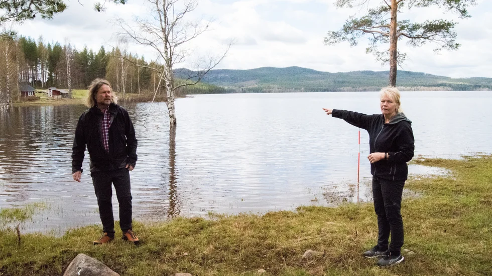 Lena Bergdahl och Håkan Landström i Valvträsk pekar ut var sandstranden brukar ligga.