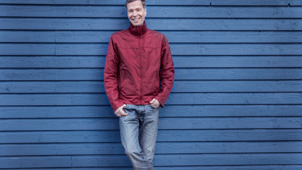 Johan Anderblad, barnboksförfattare, läsambassadör och barn-tv-ikon släpper nu två böcker om flugan Flax som är nyfiken på återvinning.