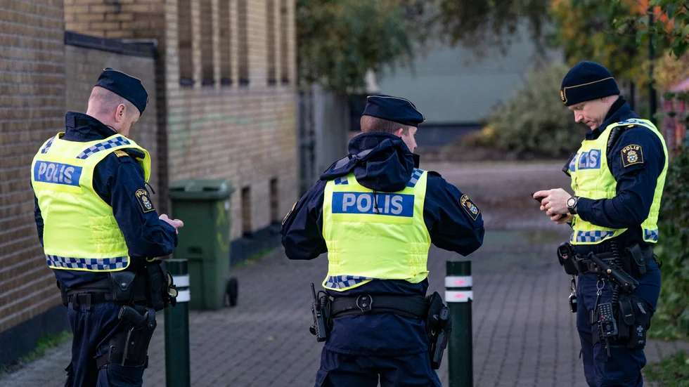 Poliser i närheten av den plats där en 17-årig pojke hittades knivhuggen i Malmö i början av november i fjol. Nu åtalas en 26-årig man misstänkt för mordet. Arkivbild.