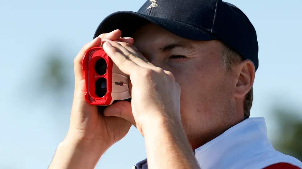 Jordan Spieth tillhör förhandsfavoriterna inför veckans golfmajor, PGA-mästerskapen i USA. För första gången får nu proffsgolfarna använda avståndsmätare som golfkikare. Arkivbild.