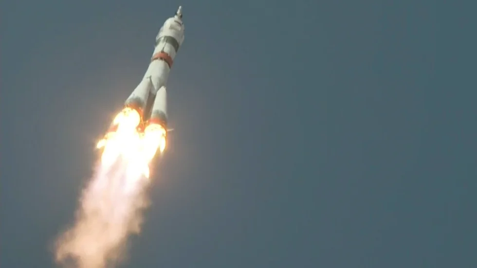Ny besättning lämnar jorden för att ta vid på Internationella rymdstationen, ISS, i april i år. Väl där är kringfarande skrot en uppenbar fara.
