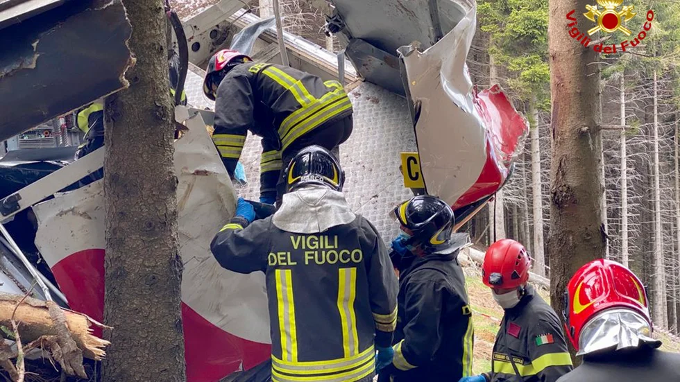 Räddningsarbete pågår efter linbanevagnens dödskrasch. Nu ska olycksorsaken utredas.