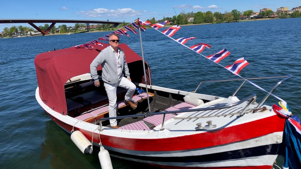 Peter Åkesson har målat om sin båt efter Thailands flagga.