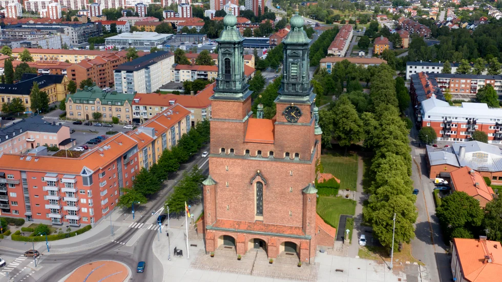 Vem ansvarar för gräsklippning inom staden? Undrar signaturen "Kalle".
