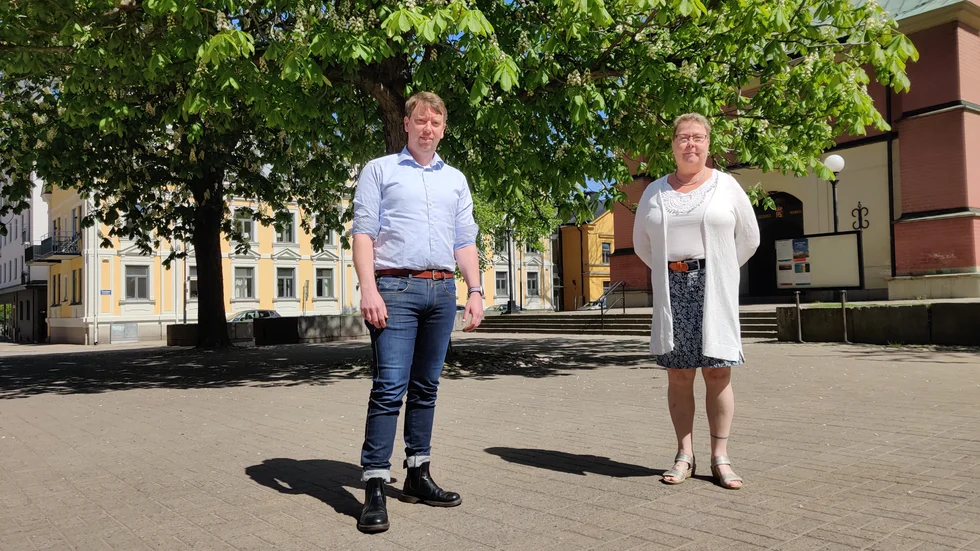 Olle Vikmång (S) och Mia Sköld (MP) i samarbete kring budgeten för 2022, där MP gjort ett grönt avtryck.