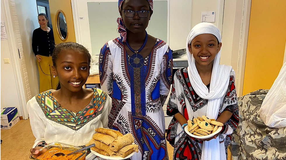 Shalom, Caitelin och Bahjo med maträtter till det mångkulturella knytkalaset i femman.