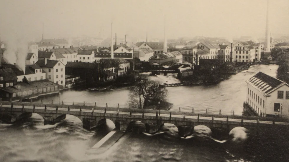 Utsikt över textilindustrin som när bilden togs, 1893, gick på högvarv.