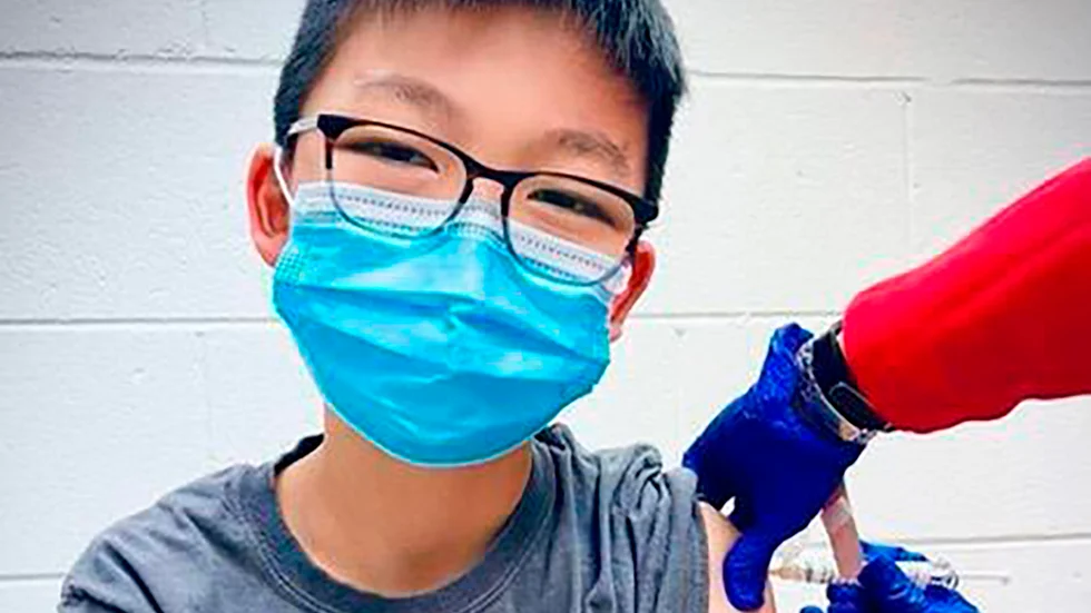 En pojke i USA får en injektion under en av vinterns universitetsstudier om huruvida Pfizer-Biontechs vaccin kan ges även till ungdomar. På fredag väntas beslut från EU:s läkemedelsmyndighet om vad som rekommenderas. Arkivbild.