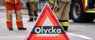 Två bilar i krock på E18 – en person till sjukhus