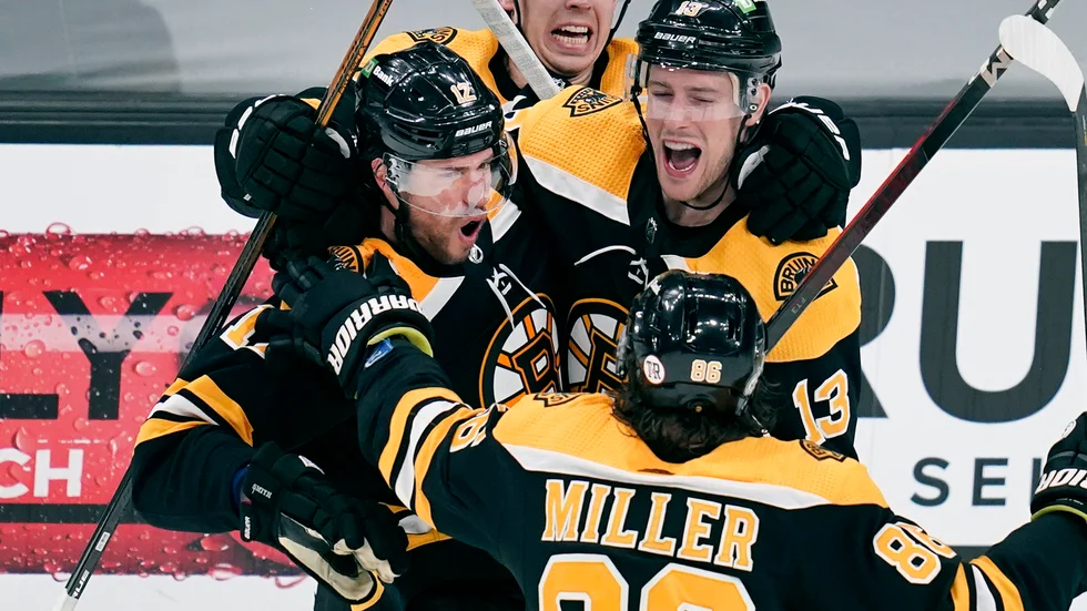Bostons Craig Smith, till vänster, kramas om av lagkamraterna efter det avgörande målet mot Washington.
