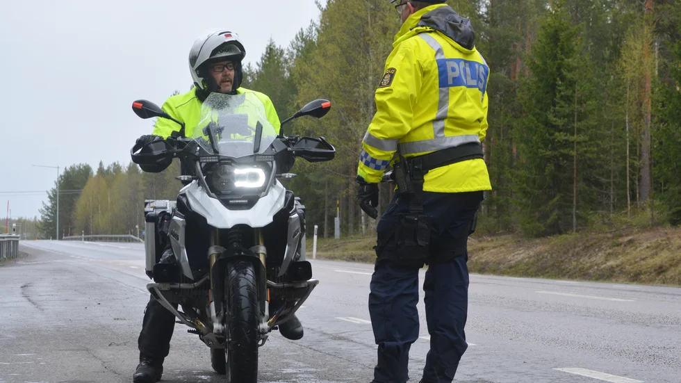 Håkan Wikström bevakar trafiken från motorcykeln den här dagen tillsammans med Magnus Holmqvist, gruppchef vid trafikpolisen i Västerbotten. 