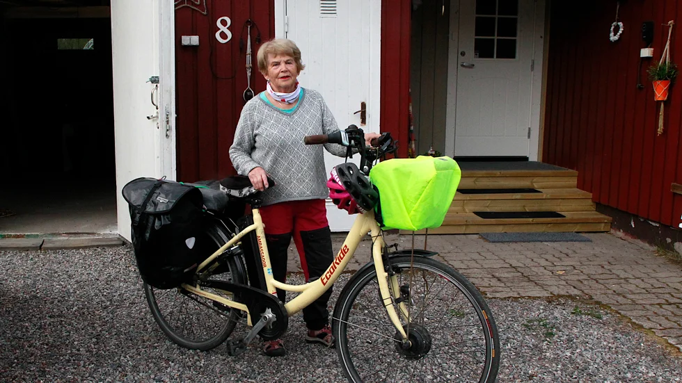 Med packväskor och ett extra batteri kan Jeannet Brännström ta sig upp till tio mil på en dag om det behövs. Men annars siktar hon på att cykla cirka sex mil om dagen, efter det brukar hon vara ganska slut.